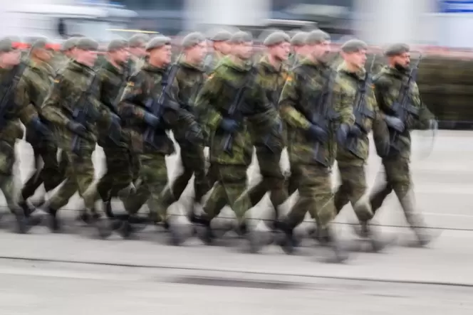 Marschierende Soldaten.