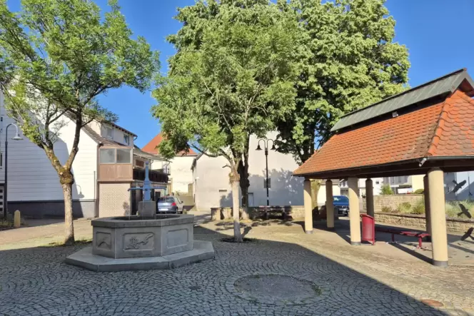 Rund um den Brunnen auf dem Konker Dorfplatz wird es beim Sommermarkt ein buntes Programm geben.