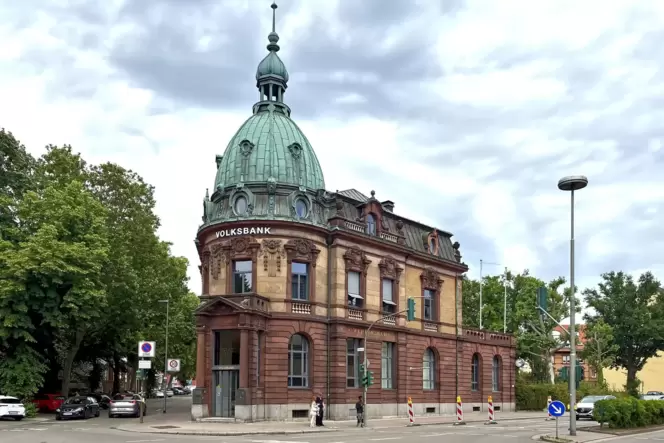 Stadtbildprägend: das Gebäude der Volksbank an der Ecke Kanal- und Fischerstraße.
