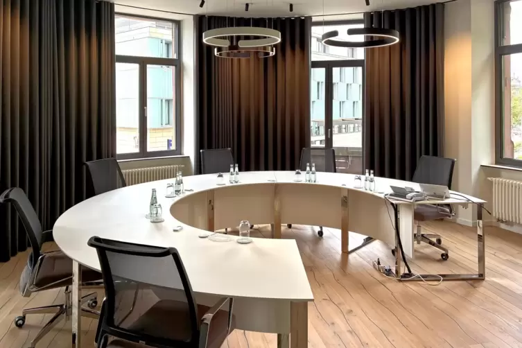 Im neu gestalteten Turmzimmer des Bankgeb&auml;udes tagt der Aufsichtsrat. 
