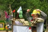 Anke Scholz wuselt als Gärtnerin Flora Primelwurz umher.