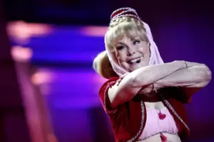 Und gleich blinzelt sie: die bezaubernde Jeannie. Und gleich blinzelt sie: die bezaubernde Jeannie.