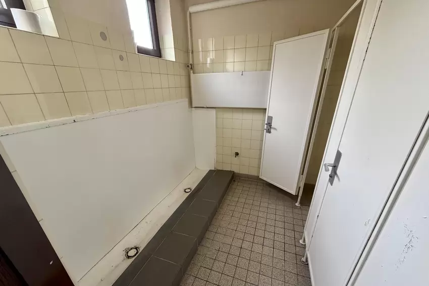 Toiletten mit »Pissrinne« strahlen noch den Charme der späten 1950er-Jahre aus.
