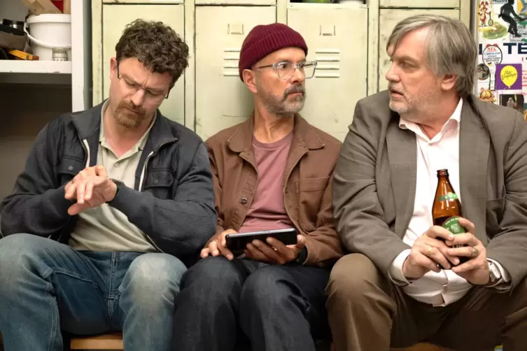 Diskussionen beim Tennisclub in der Provinz gibt es in &bdquo;Extrawurst&ldquo; zwischen (von links) Matthias (Friedrich M&uuml;cke), Torsten (Ch