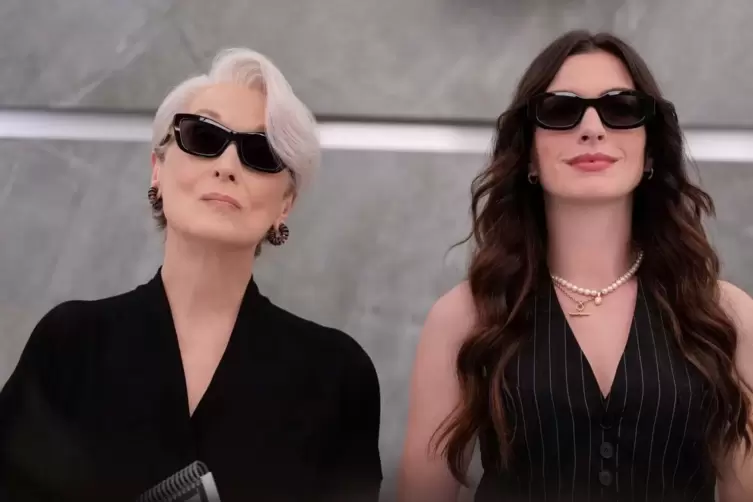 Nach 20 Jahren erh&auml;lt die Erfolgskom&ouml;die &bdquo;Der Teufel tr&auml;gt Prada&ldquo; eine Fortsetzung. Mit dabei sind auch wieder Meryl Streep als 