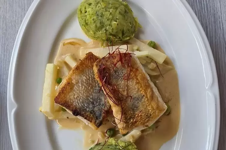 Fein: Zanderfilet mit Kohlrabi, Erbsen, Rahm, P&uuml;ree.