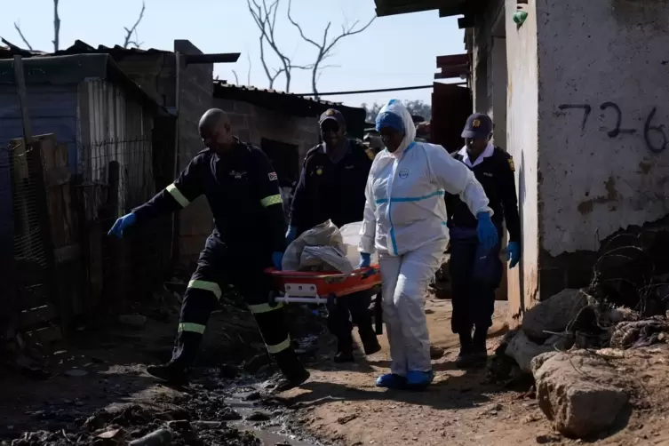 Bewaffnete in S&uuml;dafrika fallen in Siedlung ein