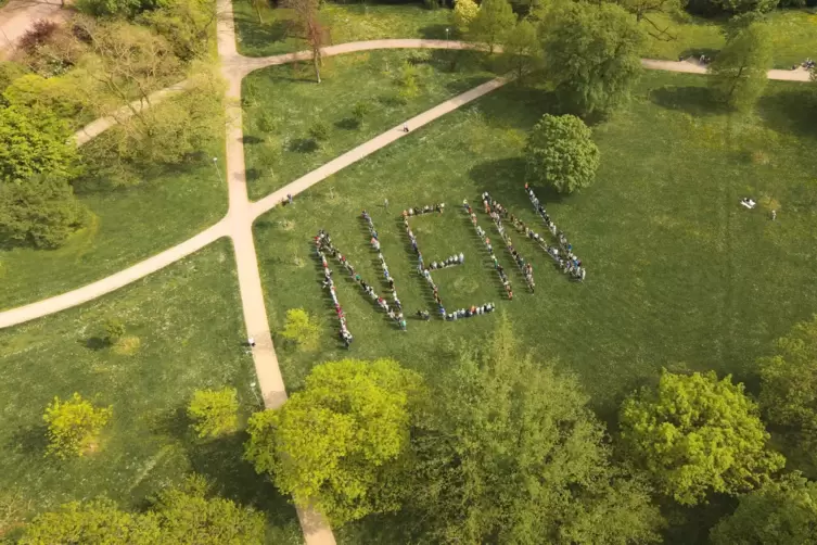 Protestaktion gegen einen Kitaneubau am Park. 