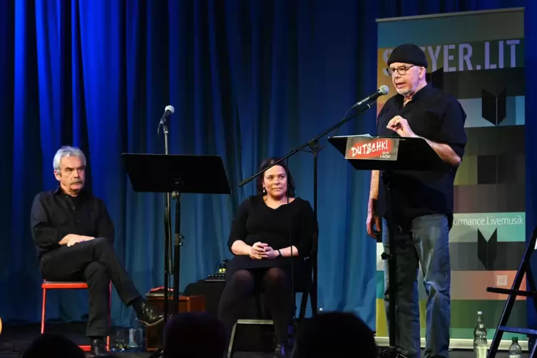 Seinen Roman &bdquo;Dutschki vom Lande&ldquo; stellte Michael Bauer (rechts mit Benno Burkhart und Giorgina Kazungu-Hass) 2019 unter anderem