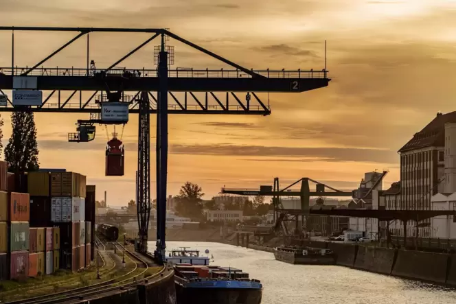 Container werden im Osthafen entladen