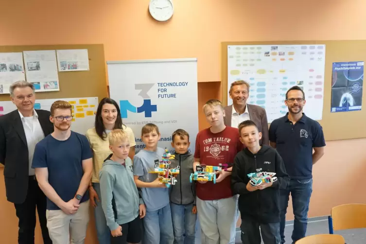 Helmut Warth (links) von der KSB-Stiftung und Rainer Michalik, Leiter f&uuml;r integrierte Managementsysteme der KSB-Gruppe (Zweiter 