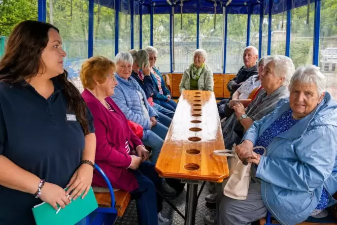 Die Gemeindeschwestern Plus haben eine Planwagenfahrt für Senioren auf der Draisinenstrecke von Altenglan nach St. Julian organi