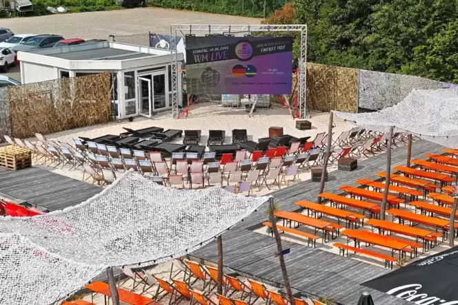 Die WM-Arena ist aufgebaut: In Coco's Beachbar & Lounge im Gate99 in Frankenthal gibt es ein Public Viewing zur Fußball-WM. Die WM-Arena ist aufgebaut: In Coco's Beachbar & Lounge im Gate99 in Frankenthal gibt es ein Public Viewing zur Fußball-WM.