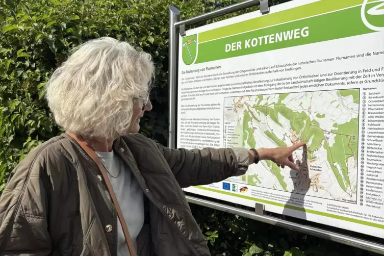 Auf dem Kottenweg am Ortsrand von Kottweiler-Schwanden weisen 30 Tafeln auf historische Flurnamen hin. Ortsb&uuml;rgermeisterin Gabri