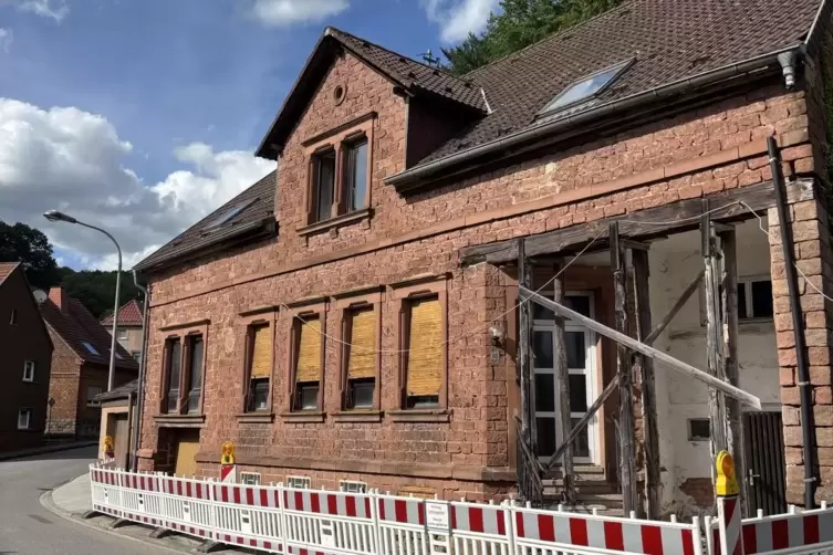 Muss wohl irgendwann abgerissen werden: Das einstige Wirtshaus im Ortsteil Schwanden verf&auml;llt immer mehr. 