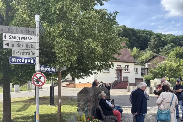 Im 18. Jahrhundert hatte die Aufteilung in die &bdquo;Hagisch Seit&ldquo; und die &bdquo;Kee&szlig;gas&ldquo; in der Ortsmitte von Schwanden eine ganz besonde