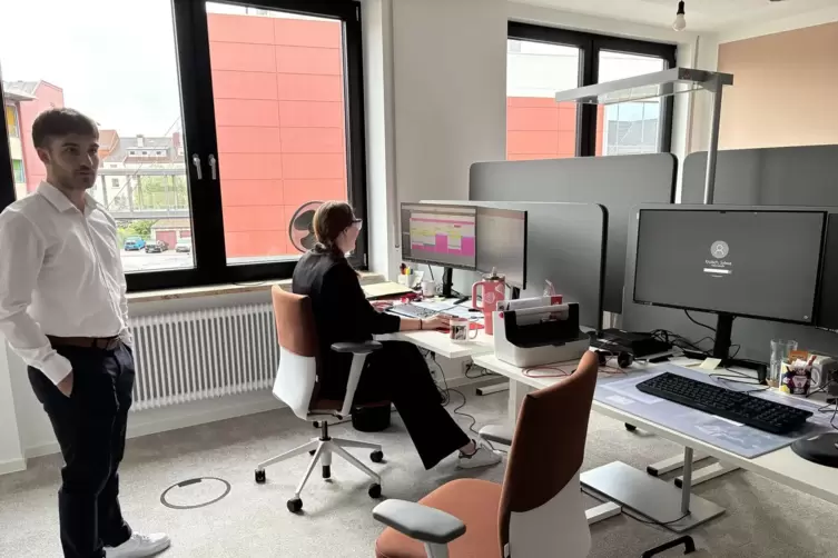 In einem der neugestalteten Mitarbeiterb&uuml;ros sind die Kundenberater Diana Gro&szlig; und Lukas Motsch bei der Arbeit. 
