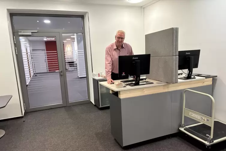 Jochen Koch an einem Arbeitsplatz in einem der provisorischen Servicebereiche, die w&auml;hrend der Umbauphase genutzt werden. 