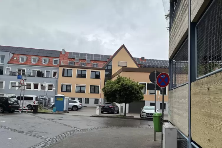 Auch &uuml;ber den Zugang von der M&uuml;nzstra&szlig;e her k&ouml;nnen Kunden die Sparkasse w&auml;hrend der Bauarbeiten betreten. Im Vordergrund rechts 