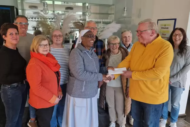 Alfred Busch (vorne rechts), der Vorsitzende der »Aktion Afrika«, übergab im Beisein von Aktiven des Vereins 5000 Euro an Sister