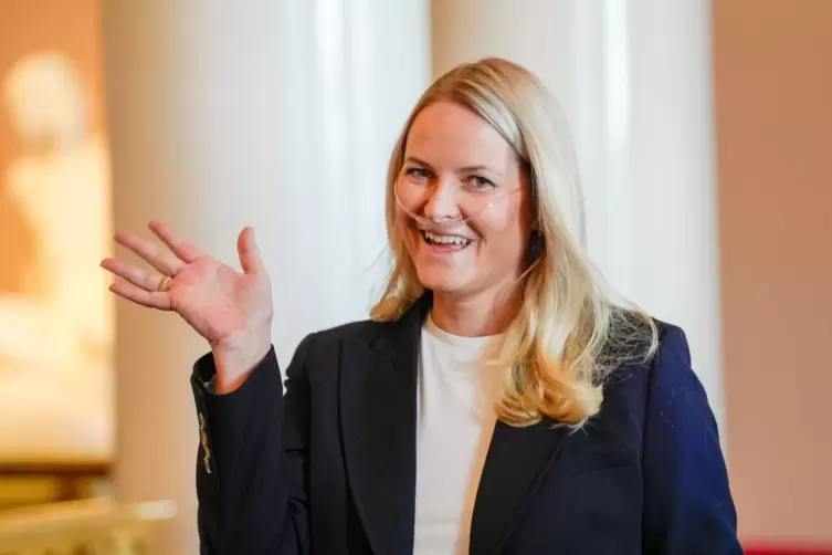 Mette-Marit mit Sauerstoffgerät bei offiziellem Termin