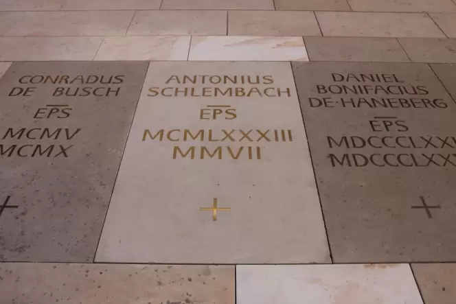 Seit 2020: das Grab von Bischof Anton Schlembach im Dom.