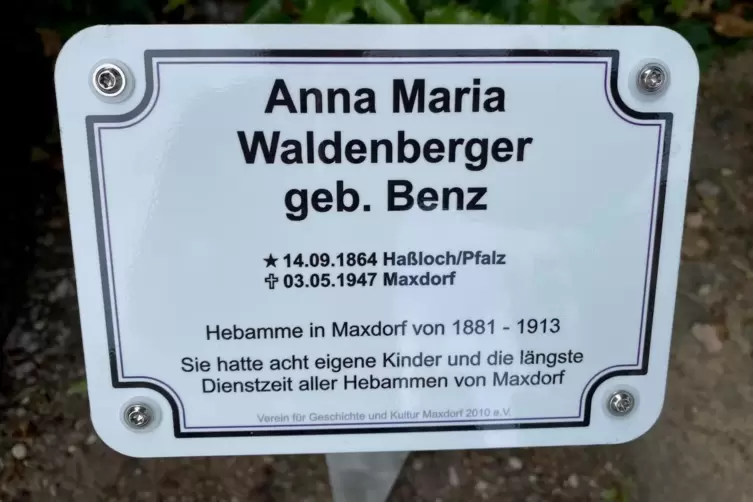&bdquo;Anna Maria Waldenberger war von 1881 bis 1913 im Dienst &ndash; die l&auml;ngste bekannte Amtszeit aller Hebammen von Maxdorf&ldquo;, erl&auml;utert 