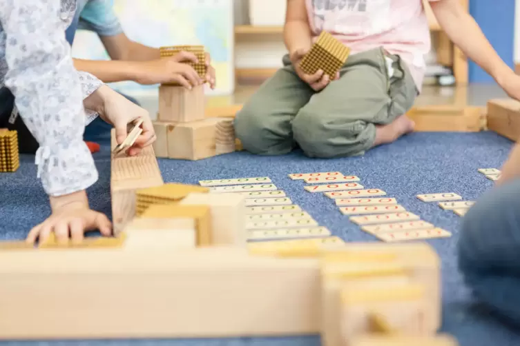 Schulalltag mit Wechsel aus gemeinsamer Arbeitsphase, Bewegungseinheiten und freien Lernzeiten im Klassenraum.