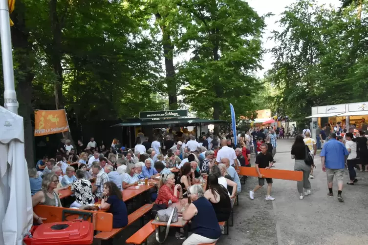 Stand- und Fahrgesch&auml;ftebetreiber hoffen wieder auf viel Betrieb rund um die Waldfesthalle. 