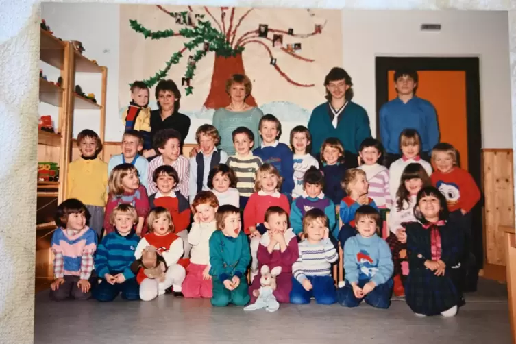 Die allersten Kitakinder bei der Er&ouml;ffnung im Jahr 1986. Links hinten steht Mechthild Maurer, die erste Kitaleiterin, in der Mit