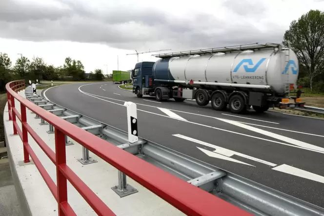 Der Schwerlastverkehr setzt Brücken wie hier »Am Hansenbusch« zu.