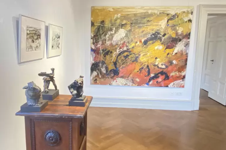 Zu sehen sind informelle Malerei auf Leinwand und Papier sowie Kleinplastiken in Bronze, wie hier auf dem Bild, aber und Keramik