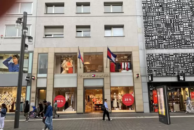 Die Modemarke Tommy Hilfiger verlässt ihren Standort auf den Planken.