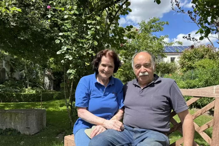 Gwenlyn V&ouml;lker-McNeil und Emil V&ouml;lker auf einer ihrer Sitzm&ouml;glichkeiten im gro&szlig;en Gartenreich. 