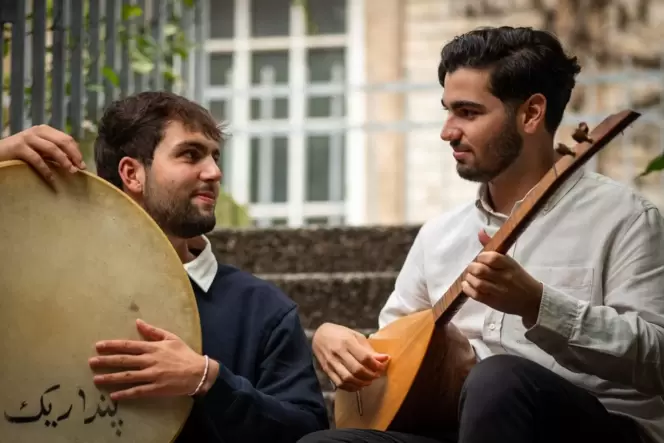 Yaschar Coskun hat sich auf die Rahmentrommel spezialsiert, Azad Çiçek auf die Langhalslaute Baglama.
