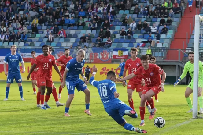Luka Dimitrijevic (am Ball) und FKP-Teamkollege Marc Ehrhart (Bildmitte in Blau) gingen leer aus. Kevin Krüger, Lennart Thum und