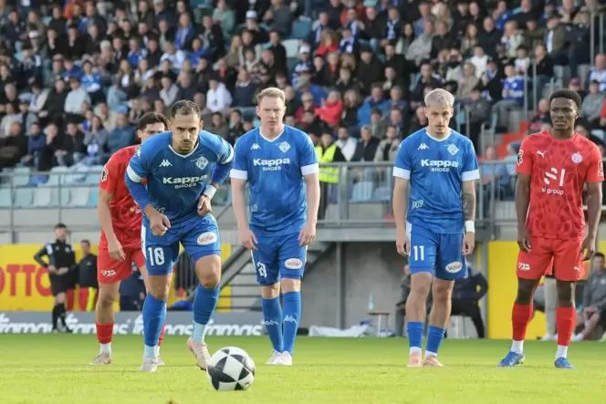 Der Moment des Spiels: Luka Dimitrijevic (links) läuft in der zweiten Minute zum Elfmeter an, seine FKP-Kollegen Dennis Krob (Bi