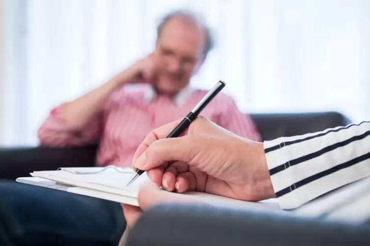 Mann bei einer Psychotherapie