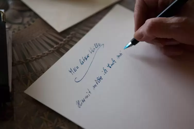 Eine Seniorin verfasst ein Testament