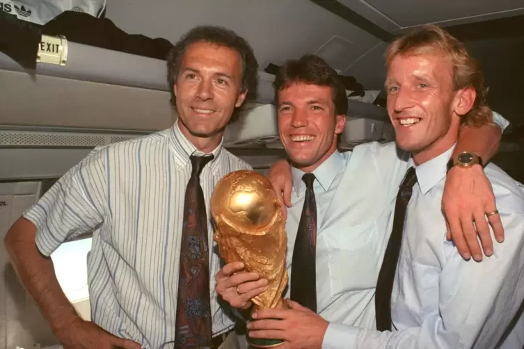 Franz Beckenbauer (l), Lothar Matthäus und Andreas Brehme (r)