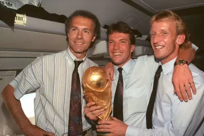 Franz Beckenbauer (l), Lothar Matthäus und Andreas Brehme (r)