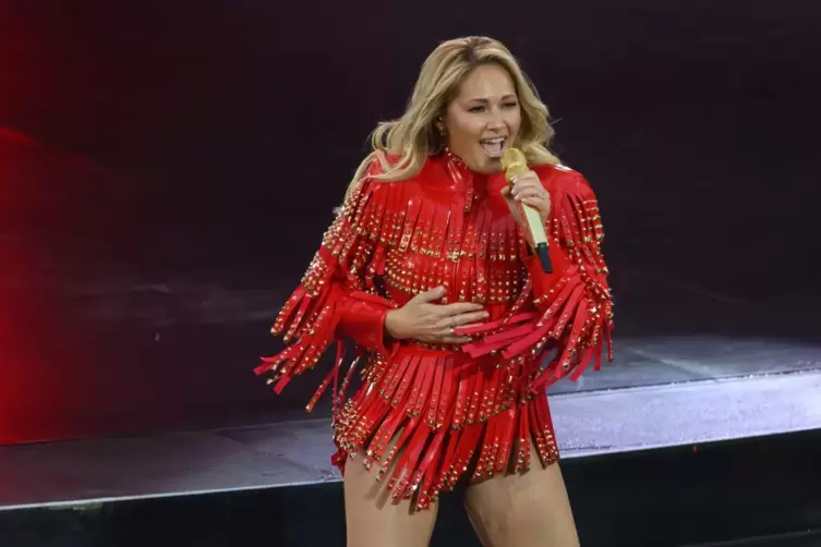 &bdquo;Wir woll&rsquo;n wieder f&uuml;hl&rsquo;n, wie das Leben schmeckt. Wir haben viel zu lange den Kopf in&rsquo; Sand gesteckt&ldquo;, singt Helene Fischer zur