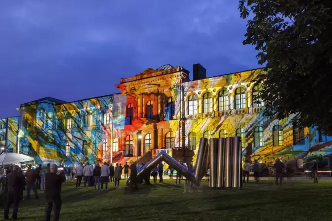 Um 22 Uhr gibt es bei der Langen Nacht der Kultur in Kaiserslautern vor dem Museum Pfalzgalerie eine Lichtkunst-Tanzperformance.
