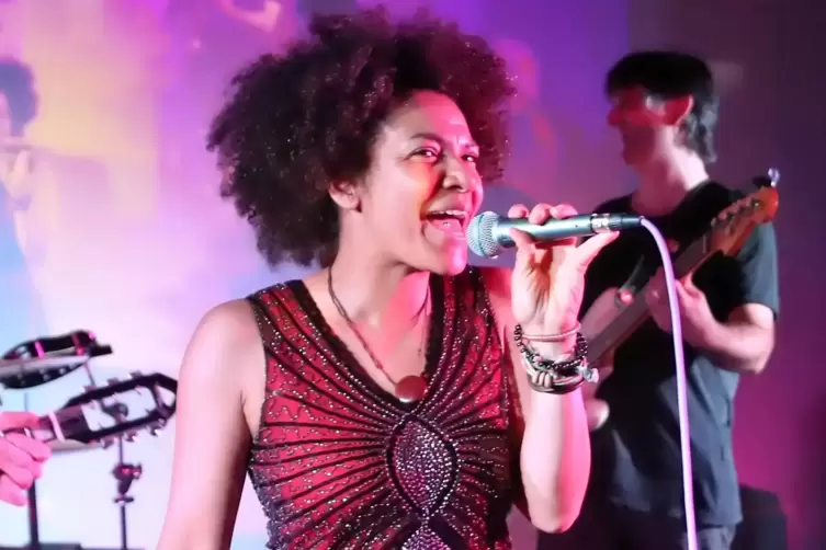 Eve Caputula und das Alman Groove Collective spielen am 12. Juni in Kusel auf der Kinett-B&uuml;hne. 