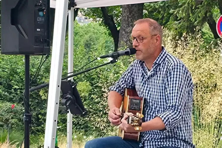 Stefan Hoor, sonst bei Double Shot, spielt solo am Gelterswoog. 