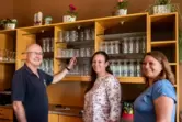 Seit Anfang Juni sind Helga Graf (Mitte) und Sabine Hales die neuen Hallenwirtinnen. Links im Bild ist Hallenvorstand Bernd Kasp