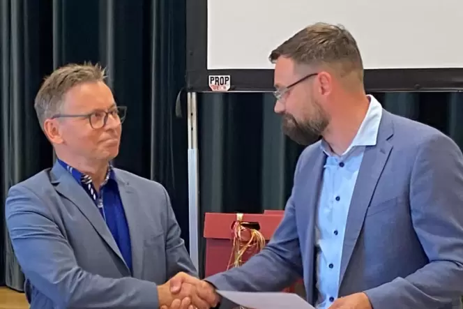 Ein Handschlag zum Abschied: Bürgermeister André Voges (rechts) bedankt sich beim zurückgetretenen Ersten Beigeordneten Michael