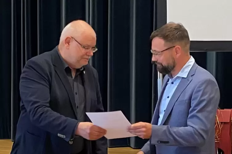 Ernennung I: Bernd Lupberger (links) wird neuer Erster Beigeordneter der Verbandsgemeinde Maxdorf. Er wird f&uuml;r den Bereich &bdquo;Nat&uuml;
