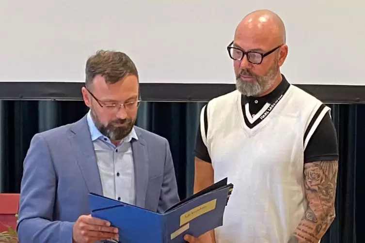 Ernennung II: Gary Kuhn (rechts) &uuml;bernimmt das Amt des zweiten Beigeordneten der Verbandsgemeinde und gro&szlig;e Teile des Fachbereic