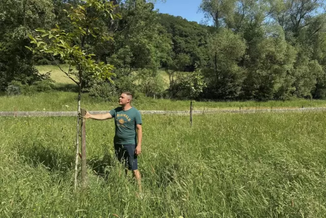 Der Vorsitzende des Obst- und Gartenbauvereins Welchweiler-Elzweiler, Kevin Forster, zeigt die künftige Schulungswiese.